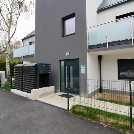 Modern Balcony With Free Parking Apartment *