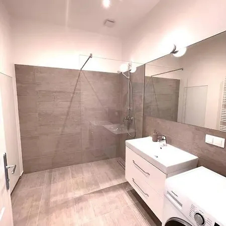 Brand New Spacious & Stylish Aptmt In City-centre *
