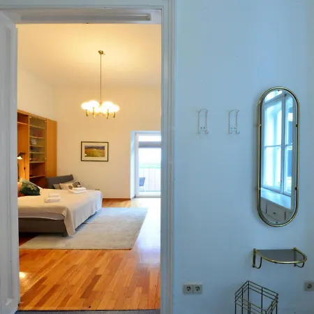 Appartement Charming With Balcony In Hip & Trendy Margareten Wenen