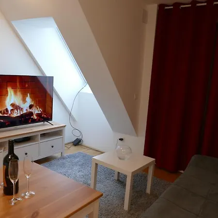 Cosy Modern With A/c And Balcony Apartment *