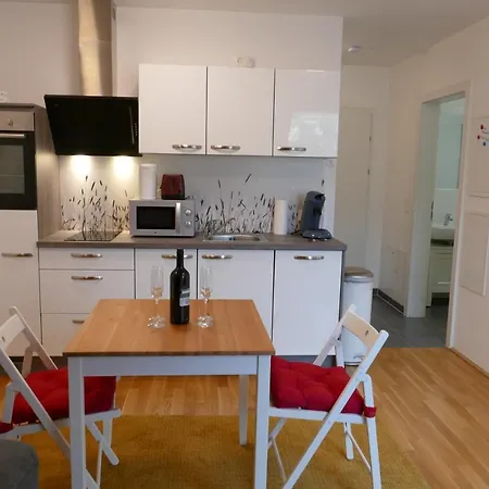 Cosy Modern With A/c And Balcony Apartment *