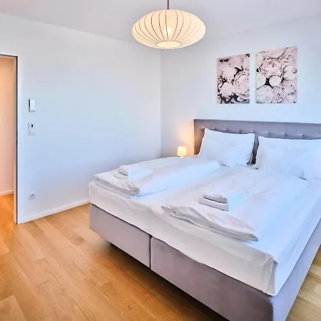 Myfavorit - Spacious Next To Puplic Transport U1 Direct Connection To Citycenter