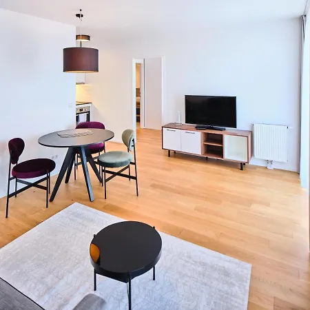 Myfavorit - Spacious Next To Puplic Transport U1 Direct Connection To Citycenter