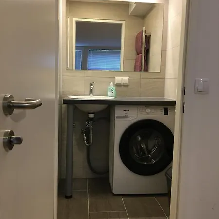 Apartment Cosy Flat In The Quiet Area With Own Garden, Free Parking And Direct Public Transport Link To The Centre *