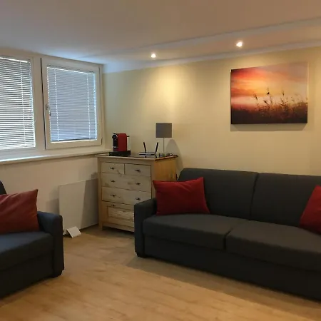 Cosy Flat In The Quiet Area With Own Garden, Free Parking And Direct Public Transport Link To The Centre Apartment *
