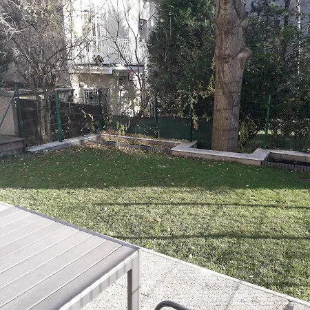 Cosy Flat In The Quiet Area With Own Garden, Free Parking And Direct Public Transport Link To The Centre Vienna