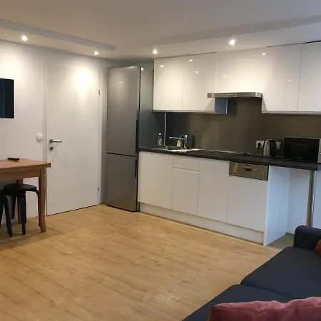 Cosy Flat In The Quiet Area With Own Garden, Free Parking And Direct Public Transport Link To The Centre Vienna