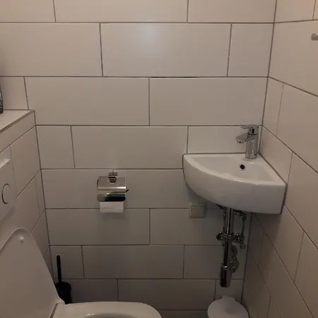 Cosy Flat In The Quiet Area With Own Garden, Free Parking And Direct Public Transport Link To The Centre