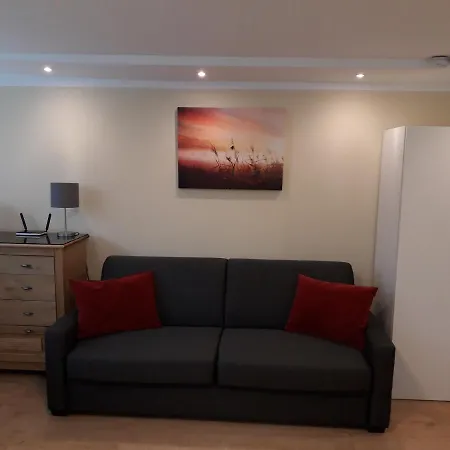 Cosy Flat In The Quiet Area With Own Garden, Free Parking And Direct Public Transport Link To The Centre *