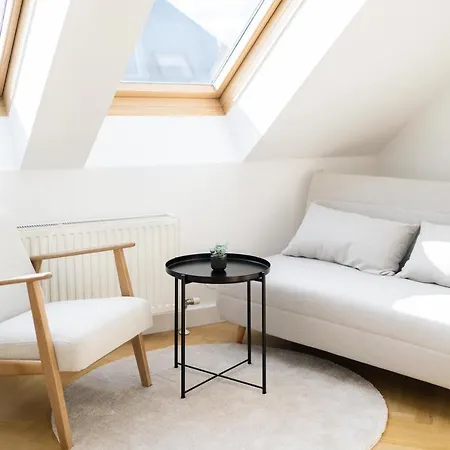 Myflat - Bright Near Station Apartment