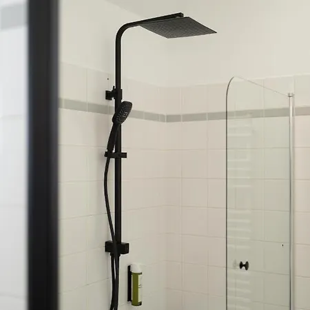 Myflat - Bright Near Station Apartment Wien