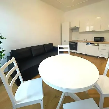Friendly Family For 3p Apartment