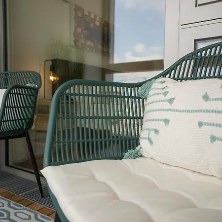 Apartment Posh On 22nd Floor + Loggia, Pool, Gym, Sauna *