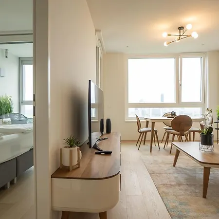 Posh On 22nd Floor + Loggia, Pool, Gym, Sauna Apartment