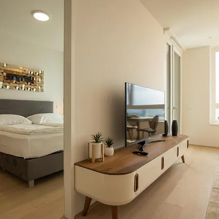 Posh On 22nd Floor + Loggia, Pool, Gym, Sauna