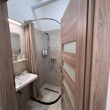 Apartment Cozy Market-square Retreat Located In The Heart Of The 10th District *
