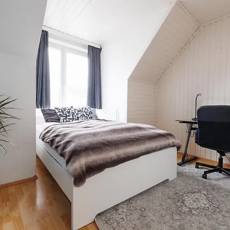 Cozy Near Center *