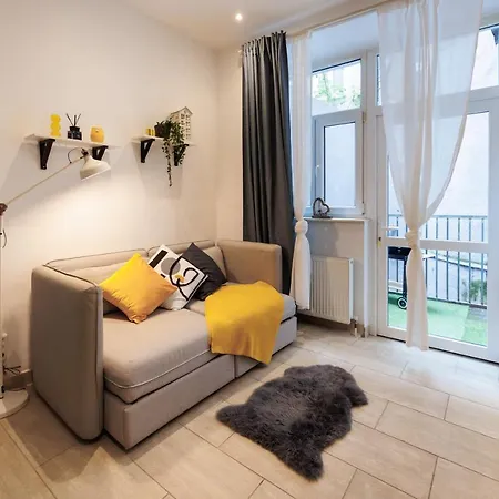 Apartment Cozy Market-square Retreat Located In The Heart Of The 10th District *