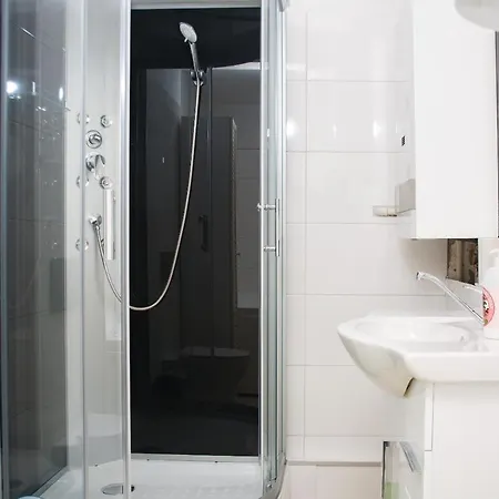Brand-new On Shopping Street In Schoenbrunn With Lift Access Apartment