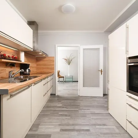 Brand-new On Shopping Street In Schoenbrunn With Lift Access *