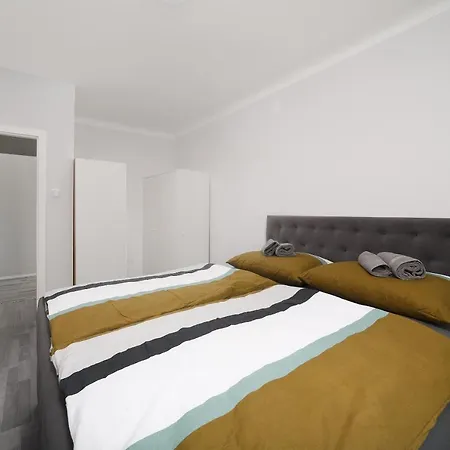 Brand-new On Shopping Street In Schoenbrunn With Lift Access Apartment *