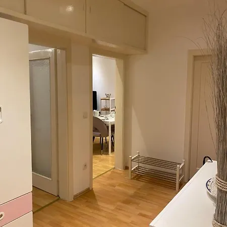 Grosszugiges 2-br-apt Im Zentrum * Vienna