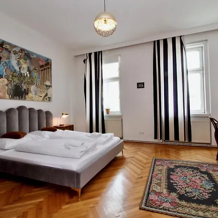 Bright Elegant Flat In Center