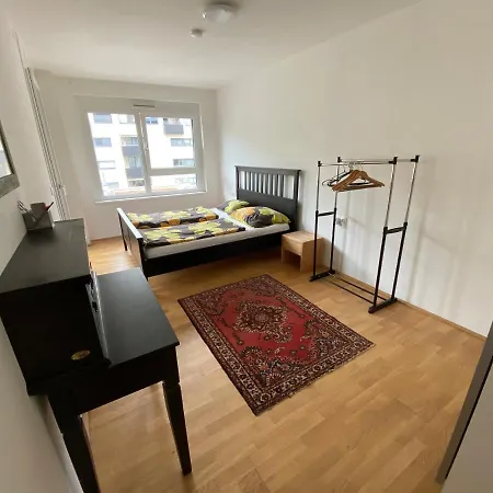 Apartment 9 Stops Away From City-centre *