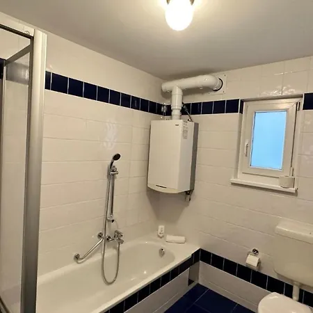 Modern Flat Incl Parking, Near Metro U1 Apartment