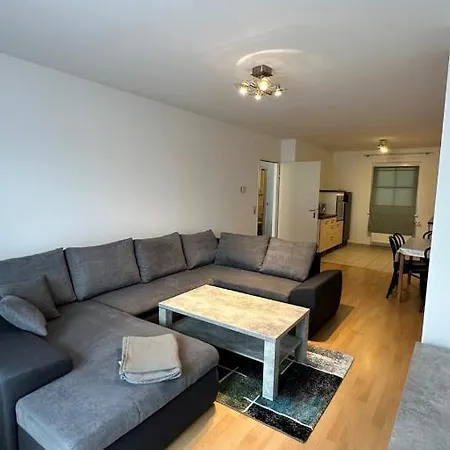 Modern Flat Incl Parking, Near Metro U1 Apartment