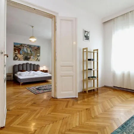 Bright Elegant Flat In Center *
