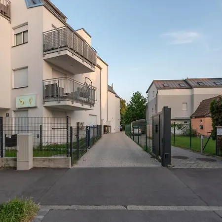 Gruene Ruhelage, 20 Minuten Ins Zentrum Und Parkgarage Apartment