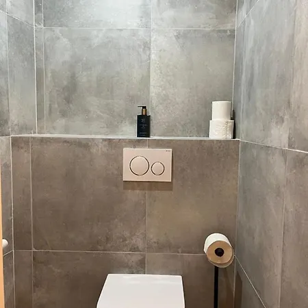 A&a Living - Best Location In !!! Apartment *