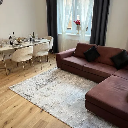 A&a Living - Best Location In !!! Apartment *