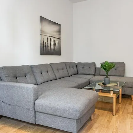 Apartment Welcoming 3br Budget Apt. Well Connected *