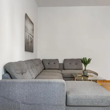 Welcoming 3br Budget Apt. Well Connected Apartment