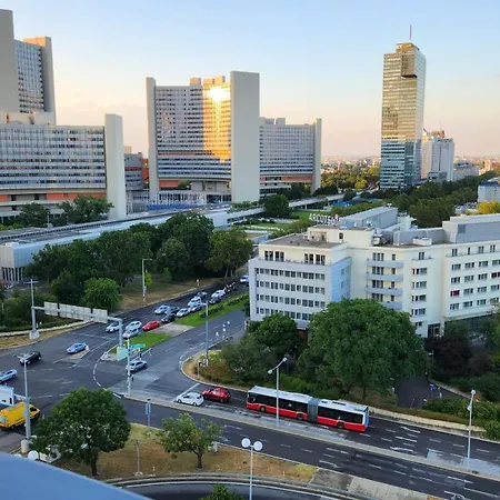 Wonderful For 4 On The Danube River, Next To Vic & Austria Center Apartment
