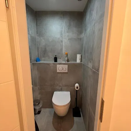 A&a Living - Best Location In !!! Apartment *