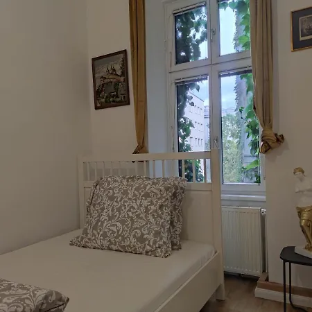 Gumpendorfer Giggles: A Hop, Skip & A Subway From The City! Bed & Breakfast Vienna