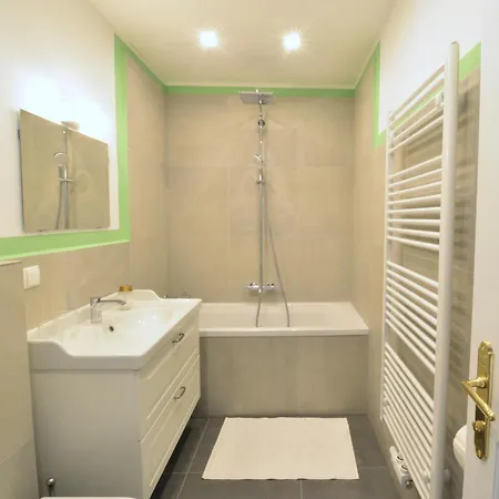 Apartment Spacious And Comfy With 3 Bedrooms *