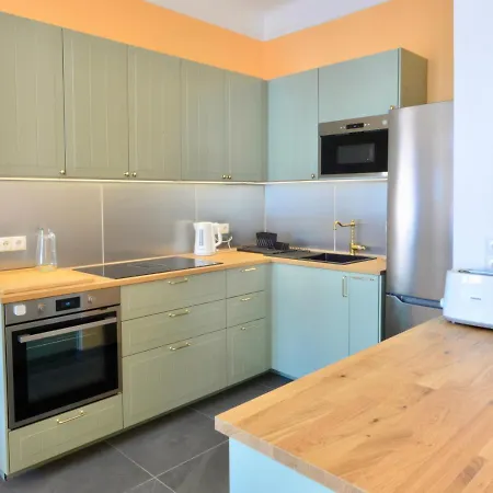 Spacious And Comfy With 3 Bedrooms Apartment *