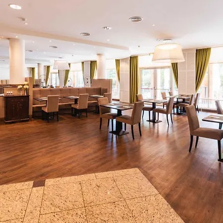 Plaza Premium 4*