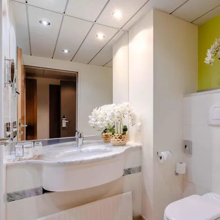 Plaza Premium 4*