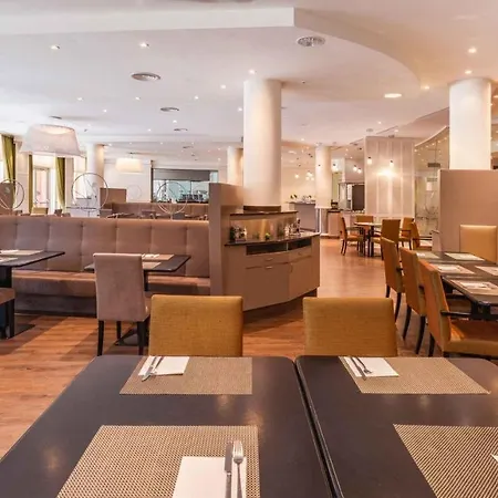 Plaza Premium 4*