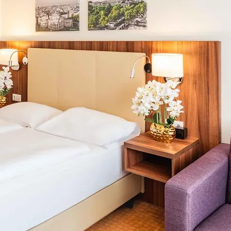 Plaza Premium 4* Wien