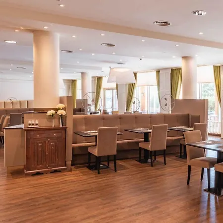 Plaza Premium Hotel