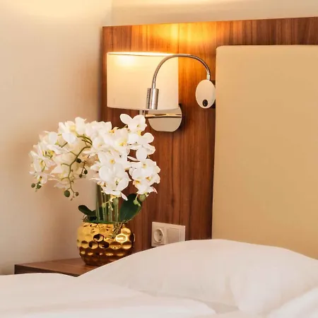 Plaza Premium 4*