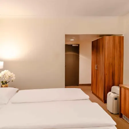 Plaza Premium 4* Wien