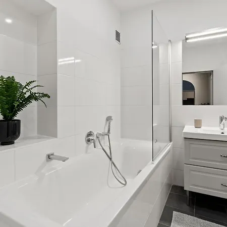 5 Bedrooms - 143 M² - Near Main Station Apartment