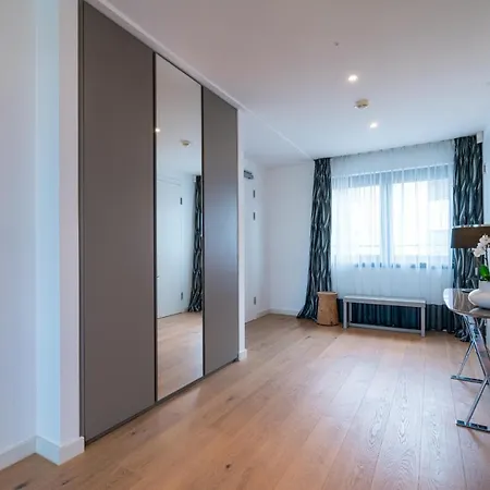 Residence, Schlossallee - Schonbrunn * Wien